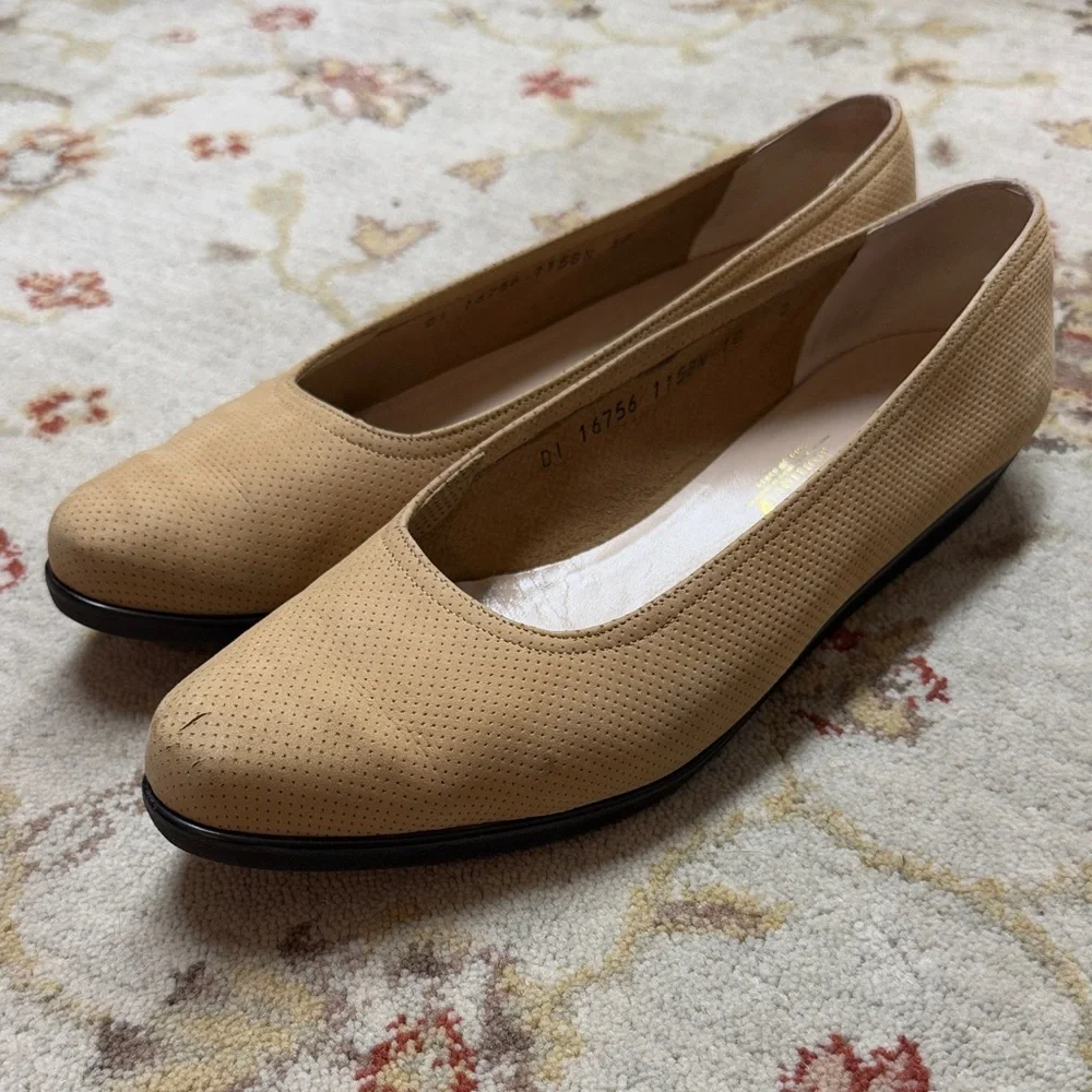 Salvatore Ferragamo Women's Beige Perforated Flats